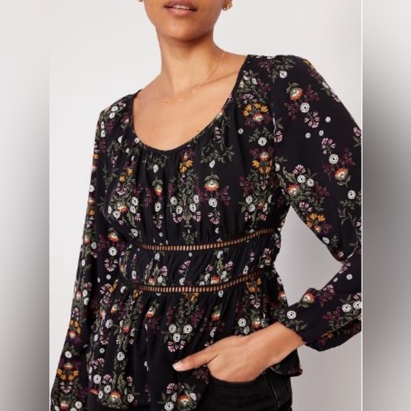 Old Navy Lace Trim Top - Picture 3 of 9